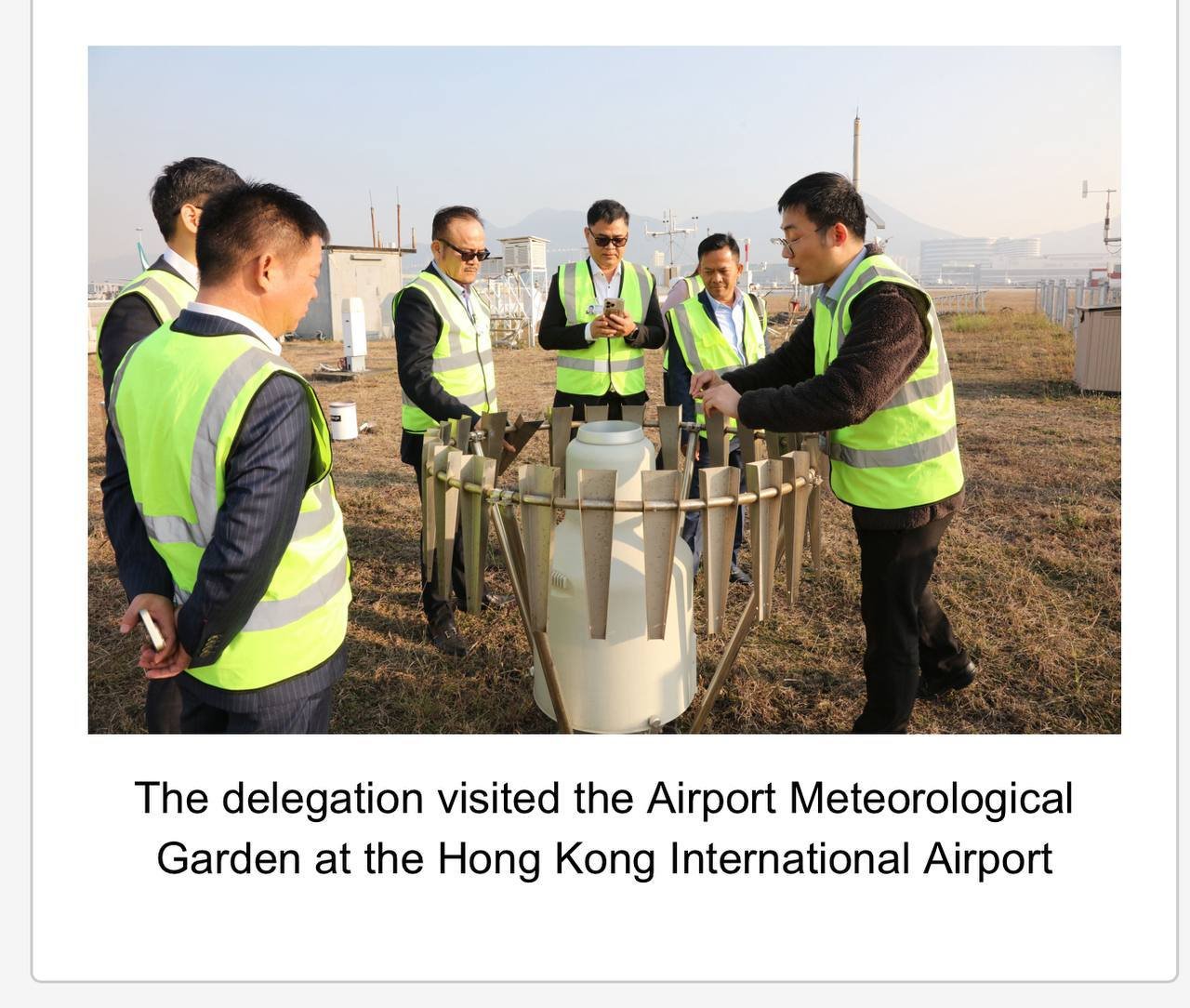 The delegation visited the Central Forecasting Office at the HKO Headquarters Image 15