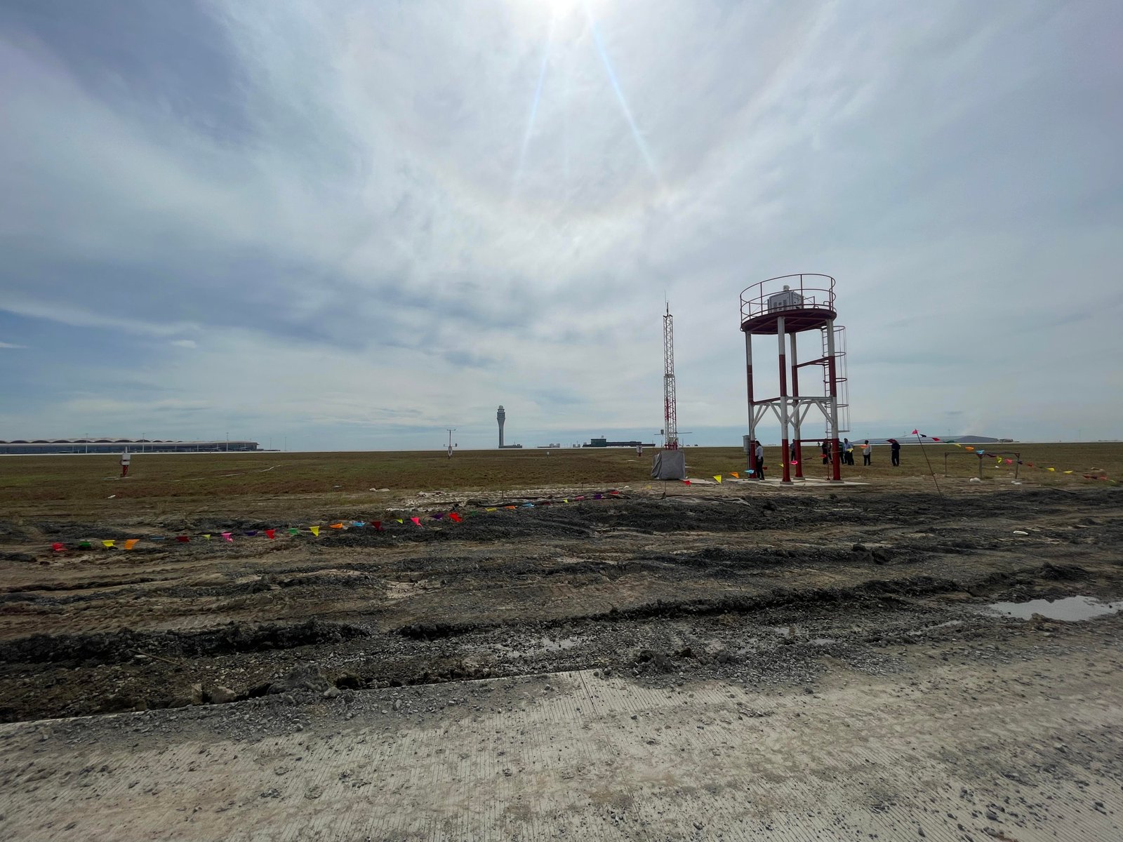 សកម្មភាពចុះត្រួតពិនិត្យទីតាំង និង ការតម្លើងឧបករណ៍ឧតុនិយមនៅអាកាសយានដ្ឋានអន្តរជាតិតេជោ Image 145