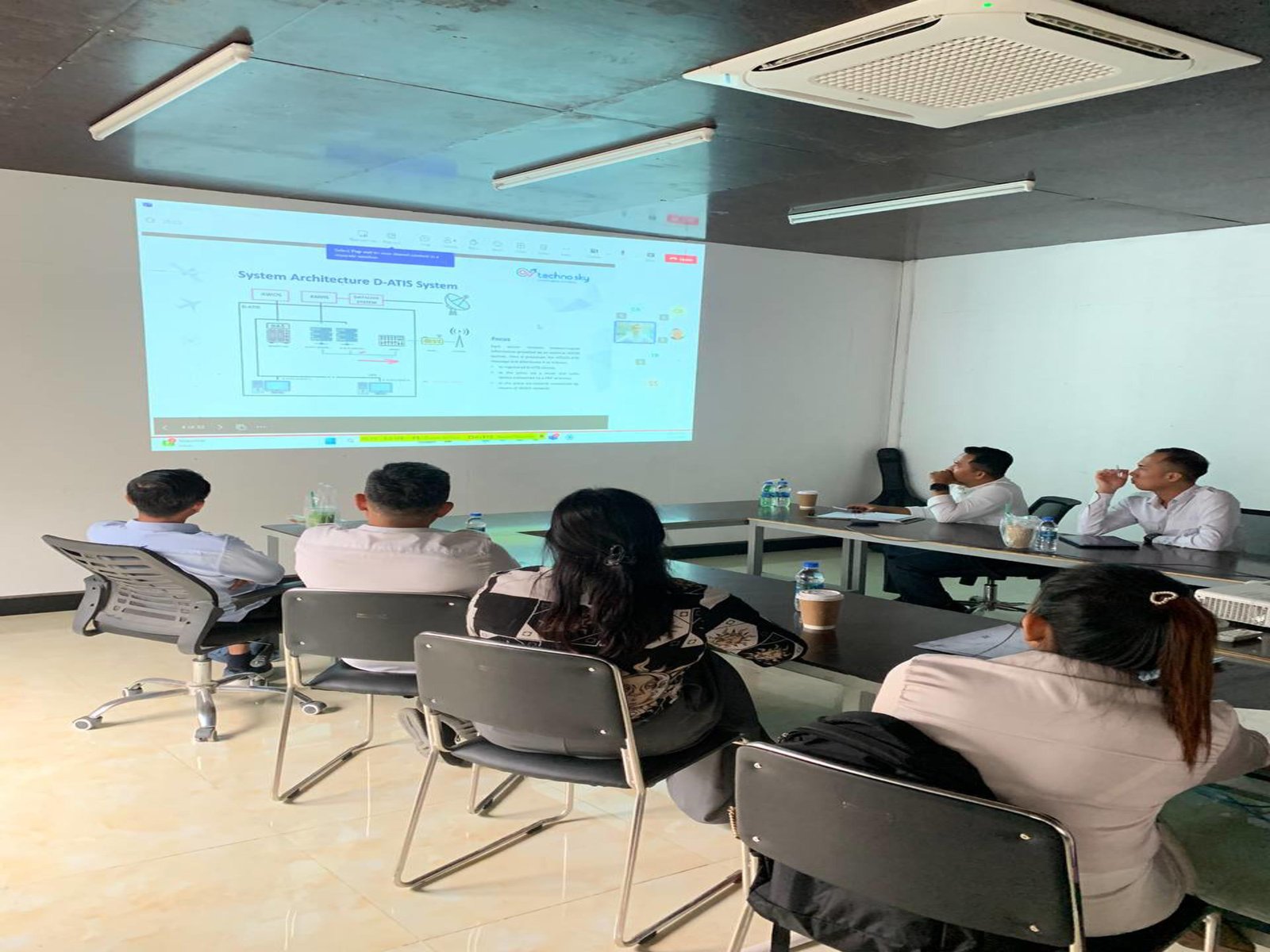 សកម្មភាពបណ្តុះបណ្តាល និងធ្វើ SAT ស្តីពីឧបករណ៍D-ATIS នៅអាកាសយានដ្ឋានអន្តរជាតិតេជោ Image 188