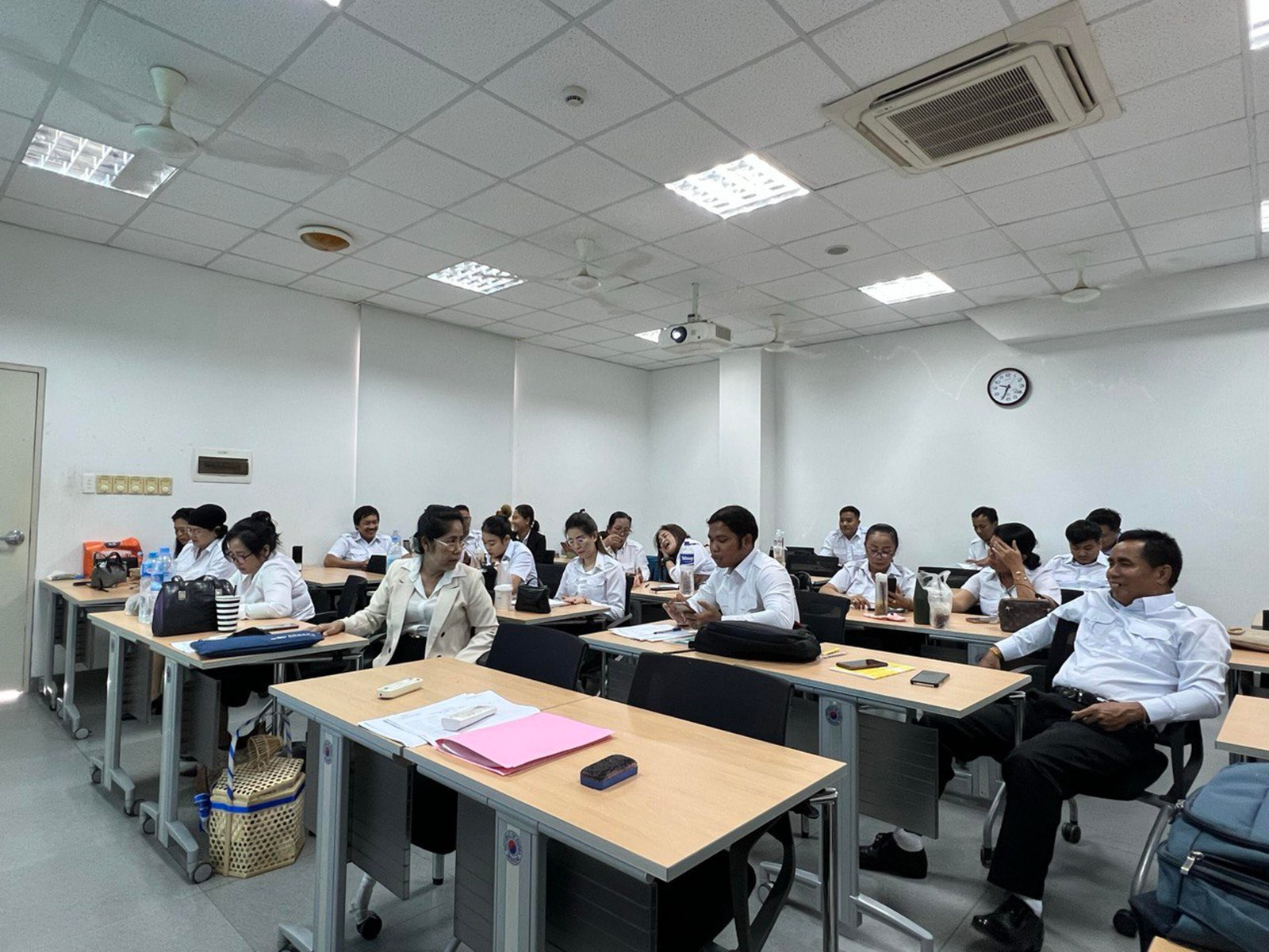 វគ្គបណ្ដុះបណ្ដាលទៅលើជំនាញ “ព័ត៌មានឧតុនិយមសម្រាប់សេវាកម្មនាំផ្លូវអាកាស” Image 319